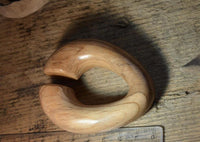 Cargar imagen en el visor de la galería, Olivenholz 14mm Piercing Hoop Creole Ei Form Dehner 70mm - chic - net.de
