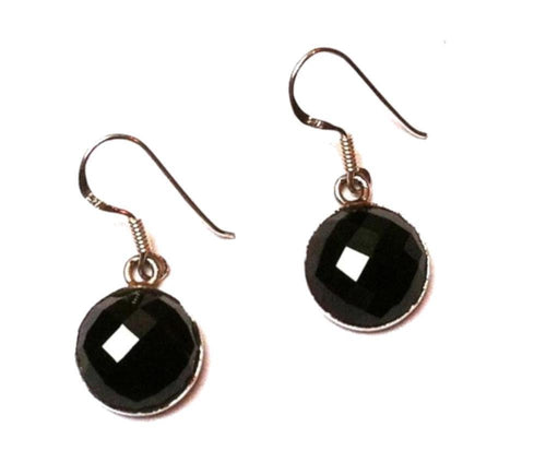 A pair of gewölbt Silberohrringe with rund geschliffen Onyx in 925er Sterling Silber für Damen, shown on a white background.