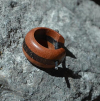 Load image into Gallery viewer, Pin Creolen Stick Ohrringe Holz 15mm rot braun Streifen - chic - net.de
