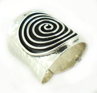 Load image into Gallery viewer, Silberring offen verstellbar schwarz Spirale Band Ring 925er Sterling Silber gehämmert Schmuck Ringe - chic - net.de
