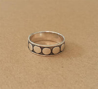 Load image into Gallery viewer, Silberring Ringe Punkte dunkel oxidiert aus 925er Sterling Silber Damen Silberschmuck - chic - net.de
