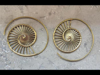 Load image into Gallery viewer, Spiralen Messing Ohrringe gold Nautilus Schnecke - chic - net.de
