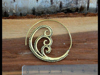 Cargar imagen en el visor de la galería, Spiralen Ohrringe Brass Punkte drei Spiralen antik golden Tribal Piercing - chic - net.de
