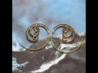 Cargar imagen en el visor de la galería, Spiralen Ohrringe Brass Punkte drei Spiralen antik golden Tribal Piercing - chic - net.de

