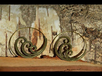 Cargar imagen en el visor de la galería, Spiralen Ohrringe Brass Punkte drei Spiralen antik golden Tribal Piercing - chic - net.de
