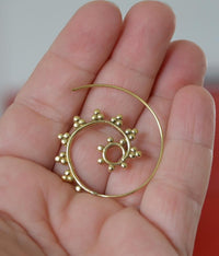 Load image into Gallery viewer, Spiralen Ohrringe Kreise Dreiecke Brass klein antik golden Tribal Piercing - chic - net.de
