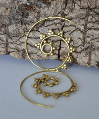 Load image into Gallery viewer, Spiralen Ohrringe Kreise Dreiecke Brass klein antik golden Tribal Piercing - chic - net.de
