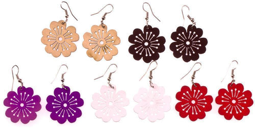 Five pairs of Holzohrringe Blume Staubblätter in lila, natur, rot, braun, and weiß, each with a charming flower design and nickelfreie Edelstahlbügel, are arranged in a row on a white background.