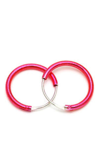 Load image into Gallery viewer, Two metallic, colorful Creolen Ohrringe aus 925er Sterling Silber, klein und nickelfrei, liegen interlocked auf weißem Hintergrund – inspiriert von den "Silberohrringe gefärbt metallic bunt Creolen Ohrringe 925er Sterling Silber klein".
