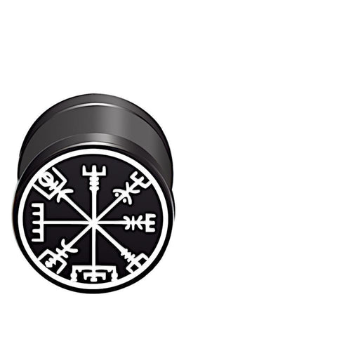 The Fake Piercing Plug Viking schwarz Edelstahl 10mm features a black cylindrical design with a white Vegvisir symbol on its face, blending ancient Viking style with modern elegance against a plain white background.