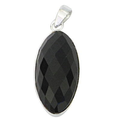 A schmal ovaler, facettierter Onyxanhänger in Schwarz, gewölbt und glitzernd, gefasst in 925er Sterling Silber mit Öse – perfekt für Ihre Lieblingskette.