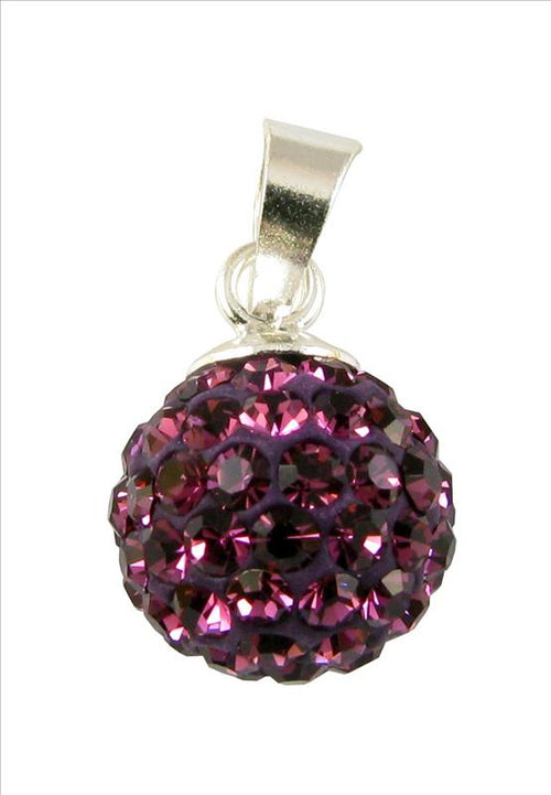 A 10mm Glitzerkugel Burgundy dunkel lila Kristall Silberanhänger aus 925er Silber für Damen, besetzt mit kleinen, facettierten, dunkelvioletten Kristallen und einem silberfarbenen Metall-Bügel.