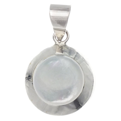 Runder Perlmutt Anhänger für Damen aus 925er Sterling Silber mit breitem Rand, kreisrundem, transluzentem Perlmutt in der Mitte und glattem Metall-Bügel zur Befestigung an einer Kette.