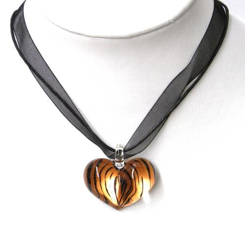 Glasanhänger mit Stoffkette, Orange mit Strichen, herzförmig, 3,5x2,5cmØ