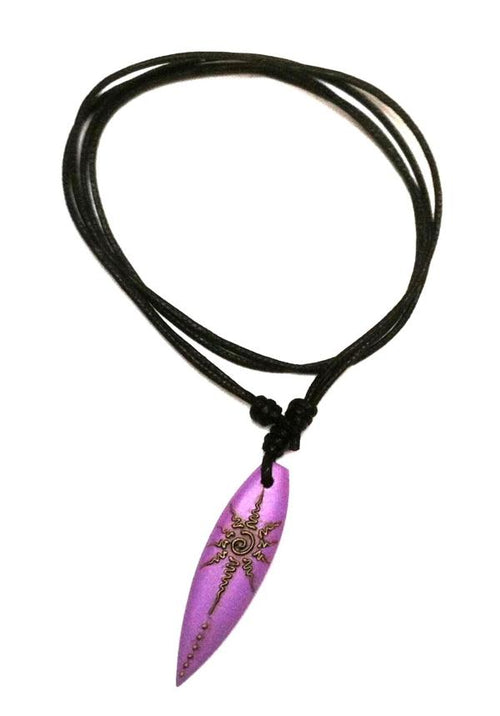 A unisex Surferkette Holzkette with a black cotton cord and a purple surfboard-shaped Sono Holzanhänger, featuring an engraved sun pattern for an authentic surfer style.