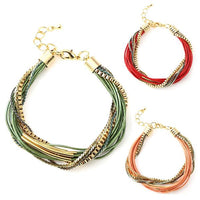 Load image into Gallery viewer, Set Kette Armband: Drei nickelfreie 18-Karat-vergoldete Leder-Bündel in Rot, Grün und Beige mit goldenen Details und verstellbarem Kettenverschluss—ein stilvolles Schmuckset für Ihre Kollektion.
