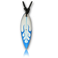 Load image into Gallery viewer, This Surferkette Wellen in blue and orange features a surfboard-shaped Holzanhänger and is crafted from Sonoholz with a cotton, adjustable black cord—perfect as stylish Wellen Schmuck.
