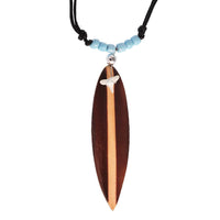 Load image into Gallery viewer, A necklace with a round wooden surfboard pendant, shell detail, and adjustable black cord—ideal for fans of the Surferkette Haifzahn Surfbrett rund Holz Muschel und den Surfer Style Halsketten.
