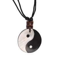 Load image into Gallery viewer, A Surferkette with round pendant featuring Haifzahn, Surfbrett, wood and shell elements, adjustable cord—perfect for fans of Surfer Style Halsketten.
