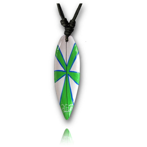 The Surferkette grün weiß blau Kreuz besticht durch ihren surfbrettförmigen Sono Holzanhänger mit geometrischem Kreuz-Design und hängt an einer verstellbaren Baumwollkette – die ideale Unisex Holzkette für Strandliebhaber.