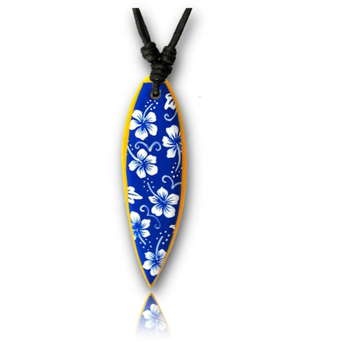 The Surferkette orange blau Blumen ist eine Unisex-Holzkette im Surfer Style mit surfbrettförmigem Anhänger und floralen Mustern, gefertigt aus Sono Holz und Baumwolle – perfekt für Beach-Liebhaber.