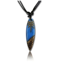 Load image into Gallery viewer, Die Surferkette "Baumwolle Holz Surfbrett Blume Türkis" ist handbemalt, mit verstellbarer Kette und blauem surfbrettförmigen Anhänger – perfekt für den surfer style auf schwarzer Baumwollkordel vor weißem Hintergrund.
