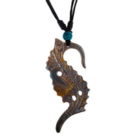 Load image into Gallery viewer, Die handgeschnitzte Halskette „Perlmutt Muschel Tomoe“ aus brauner Schale hat ein gebogenes, strukturiertes Blatt-Design mit drei Löchern, eine türkisfarbene Steinperle und ist als verstellbare Unisex Baumwollkette erhältlich.

