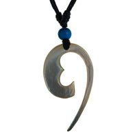 Load image into Gallery viewer, Die handgeschnitzte Halskette „Perlmutt Tomoe“ mit Muschel-Anhänger, türkisem Stein und verstellbarem Baumwollband ist ein Unisex-Accessoire.

