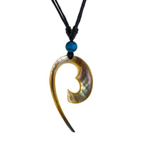 Load image into Gallery viewer, Die handgeschnitzte Halskette „Perlmutt verstellbar Baumwolle Muschel Kette“ mit türkisem Stein und Tomoe-Anhänger ist unisex, individuell verstellbar und wird von einem schwarzen Baumwollband gehalten.
