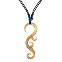 Load image into Gallery viewer, The Halskette Perlmutt features a handgeschnitzt Muschel Anhänger in Tomoe-Form, mit verstellbarer Baumwollkette und einem Türkis Stein über dem Anhänger – eine Unisex Kette passend zu jedem Stil.

