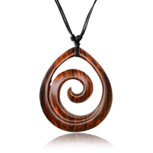 A stunning handgemachter Holzschmuck, die Halskette verstellbar Baumwolle Kette Holz Perlen Blatt Schildkröte Om Spirale, präsentiert einen spiralförmigen Anhänger vor weißem Hintergrund.