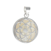 Load image into Gallery viewer, Runder Perlmutt Anhänger aus 925er Sterlingsilber mit Blume-Baum-des-Lebens-Motiv und Muschel-Design. Die glatte polierte Öse ermöglicht einfaches Befestigen an einer Kette.
