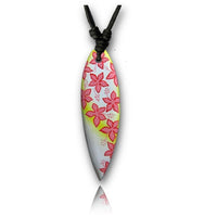 Load image into Gallery viewer, The Surferkette Baumwolle Holz Surfbrett Halskette features an oval surfboard-shaped pendant with hand-painted pink and red flowers plus yellow highlights on white, hanging vertically on a black cord for classic surfer style.
