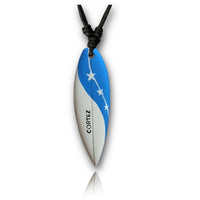 Load image into Gallery viewer, Die Surferkette Baumwolle Holz Surfbrett Halskette ist ein handbemalter, blau-weißer Anhänger mit drei weißen Sternen und "CORTEZ"-Schriftzug, ergänzt durch eine schwarze Kordel – das perfekte Accessoire für Surfstyle-Fans.

