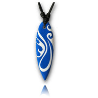 Load image into Gallery viewer, The Surferkette Baumwolle Holz Surfbrett Halskette features a blue hand-painted, surfboard-shaped pendant with white swirls, hanging from a black knotted cord—perfect for surfer style necklace fans.
