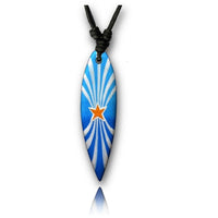 Load image into Gallery viewer, Die Surferkette "Baumwolle Holz Surfbrett Halskette" mit handbemaltem blauem Anhänger, weißen Linien, orangem Stern und schwarzer Kordel ist das perfekte Accessoire für deinen Surfer-Style.
