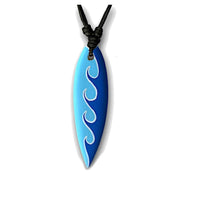 Load image into Gallery viewer, The Surferkette Baumwolle Holz Surfbrett Halskette features a blue, surfboard-shaped pendant with white hand-painted wave designs on a black knotted cotton cord—ideal for surfer style enthusiasts.
