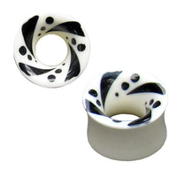Cargar imagen en el visor de la galería, The Tribal Bone Tunnel Punkte Streifen Muster is a handgeschnitzt white and black organic expander plug, featuring abstract dots and stripes with a hollow center for a unique look.
