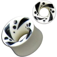 Cargar imagen en el visor de la galería, The Tribal Bone Tunnel Punkte Streifen Muster is a hand-carved organic expander plug, white with black swirls and dots on the flared edge, shown from side and top views.
