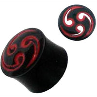 Load image into Gallery viewer, The Tribal Buffalo Horn Plug schwarz rot mit Muster ist ein handgeschnitzter Tunnel Ohrstecker aus schwarzem Büffelhorn mit rot geschwungenem Design und kunstvoller Endmusterung.
