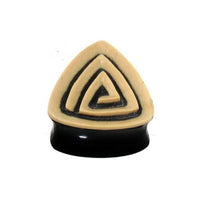 Load image into Gallery viewer, A hand-carved, triangular Tribal Buffalo Horn Plug in black and beige with a spiral coconut wood inlay, called "Horn Plug dreieckig Spirale mit Kokosholzinlay," shown on a plain white background.
