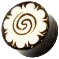 Load image into Gallery viewer, Holzplug Inlay weiß Spirale dunkelbraun Kokosholz handgeschnitzt Tribal Plug Tunnel Expander
