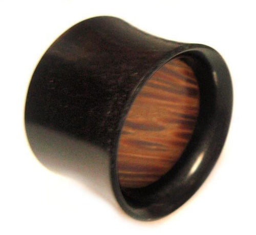 The Horn Plug Flesh Tunnel Büffelhorn Palm Holz features a cylindrical shape, dark organic material, smooth flared edge, and an eye-catching wood-grain pattern on the inside—perfect for tribal piercing style.