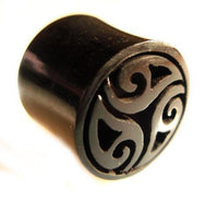 Load image into Gallery viewer, Tribal Horn Plug Tunnel schwarz Horntunnel ausgeschnitzte Ornamente Organic Expander Tribal Piercing
