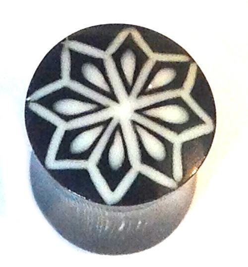 The Horn Plug Stern weiß is a black organic plug with an eight-pointed white geometric star pattern, gray metallic-like sides, perfect for tribal tunnel expanders and unisex piercing jewelry.