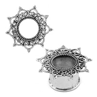 Load image into Gallery viewer, Two Silbertunnel Seil Spiralbögen Spitzen Punkte 925 Sterling Silber Tunnel Plug Expanders with intricate filigree spiral and dot designs, shown against a white background—one lying flat, the other upright.
