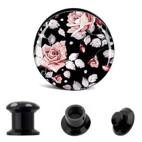Schraub Plug Acryl Rosen Schnee: Schwarzer Tunnel Expander Piercing Ohrschmuck mit Schraubverschluss, verziert mit rosa Rosen und weißen Blättern. Der Plug wird aus verschiedenen Blickwinkeln präsentiert.