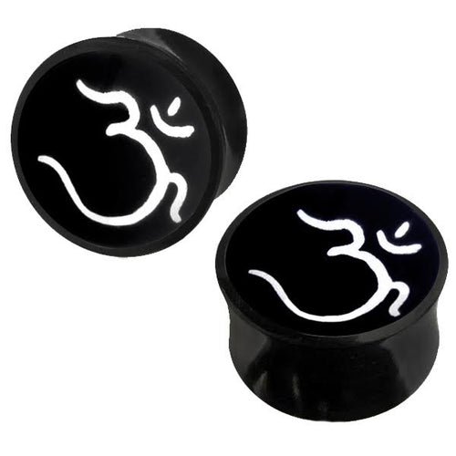 A pair of black Horn Plug schwarz Bone Inlay weiß Om Organic Expander Piercing Tunnels, each crafted from organic Büffelhorn and featuring a white, stylized Om symbol on the front, shown against a white background.
