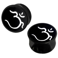 Load image into Gallery viewer, A pair of black Horn Plug schwarz Bone Inlay weiß Om Organic Expander Piercing Tunnels, each crafted from organic Büffelhorn and featuring a white, stylized Om symbol on the front, shown against a white background.
