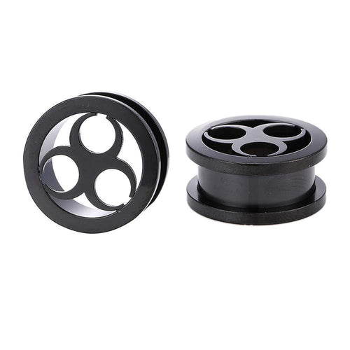Two black Schraubplug Metalltunnel Tunnel Chirurgenstahl dünn Edelstahl Plugs, each with three large circular holes, are shown on a white background—one upright, the other flat, displaying both front and side views.